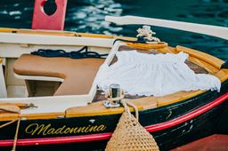 Giri in barca di legno