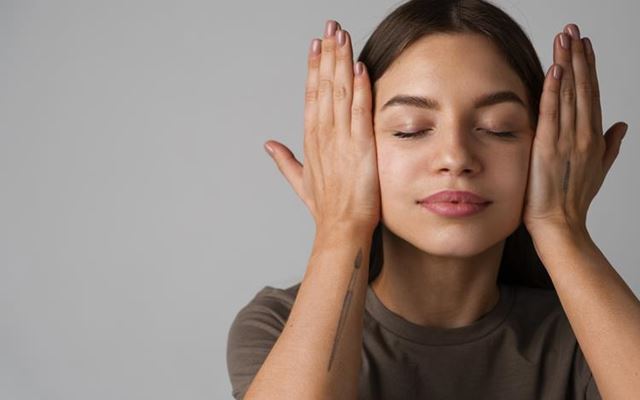 FACE YOGA: UN METODO NATURALE E DIVERTENTE DI RINGIOVANIMENTO